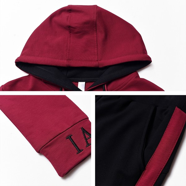 Moderna jesenska dvodijelna kombinacija s gornjim dijelom s kapuljačom i donjim dijelom s džepom