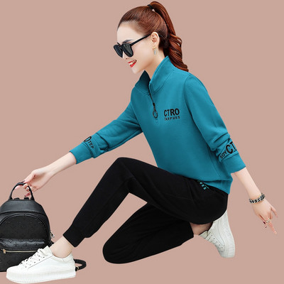 Ženski sportski dvodijelni set s gornjim dijelom na patentni zatvarač i donjim dijelom s printom