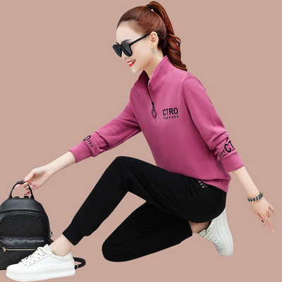 Ženski sportski dvodijelni set s gornjim dijelom na patentni zatvarač i donjim dijelom s printom