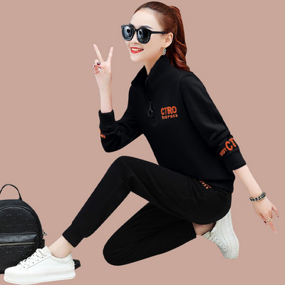 Ženski sportski dvodijelni set s gornjim dijelom na patentni zatvarač i donjim dijelom s printom