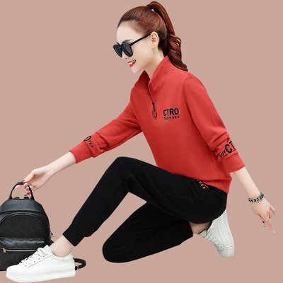 Ženski sportski dvodijelni set s gornjim dijelom na patentni zatvarač i donjim dijelom s printom