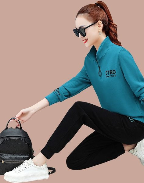 Ženski sportski dvodijelni set s gornjim dijelom na patentni zatvarač i donjim dijelom s printom