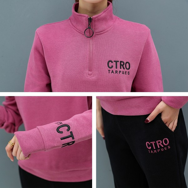 Ženski sportski dvodijelni set s gornjim dijelom na patentni zatvarač i donjim dijelom s printom