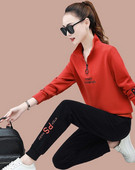 Įvairių spalvų moterų komanda su užtrauktuku