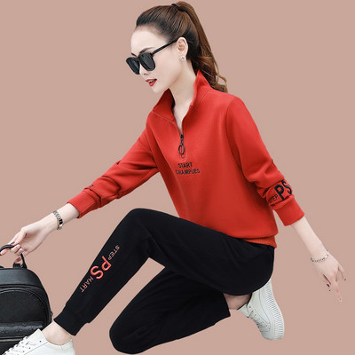 Įvairių spalvų moterų komanda su užtrauktuku