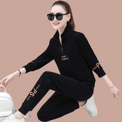 Įvairių spalvų moterų komanda su užtrauktuku