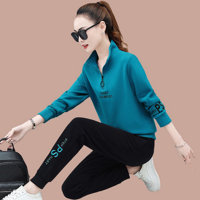 Įvairių spalvų moterų komanda su užtrauktuku