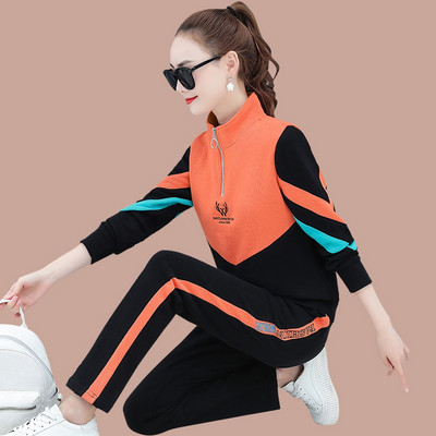 Įvairių spalvų moterų komanda su užtrauktuku