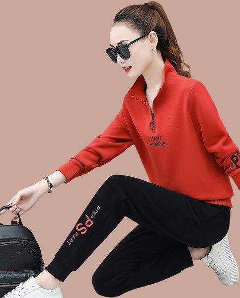 Įvairių spalvų moterų komanda su užtrauktuku