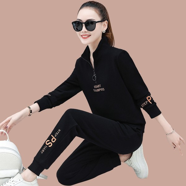 Įvairių spalvų moterų komanda su užtrauktuku