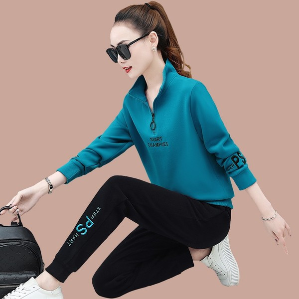 Įvairių spalvų moterų komanda su užtrauktuku