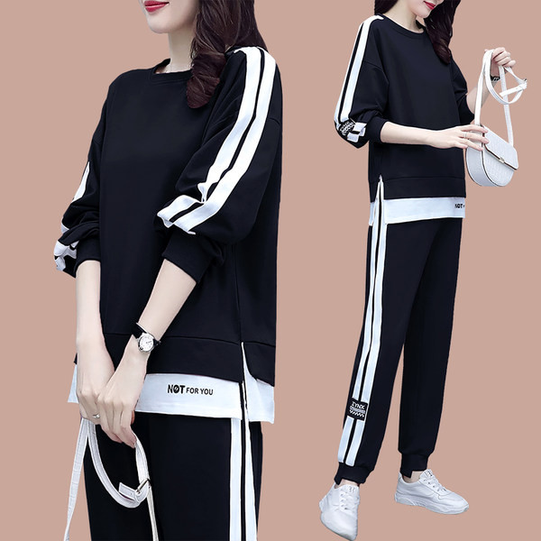 Γυναικείο αθλητικό σετ που αποτελείται από δύο μέρη