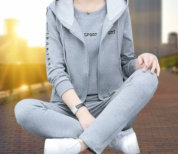 Γυναικεία αθλητική φόρμα με φερμουάρ που αποτελείται από δύο μέρη