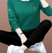 Sieviešu divdaļīgs komplekts ar uzrakstiem un izšuvumiem