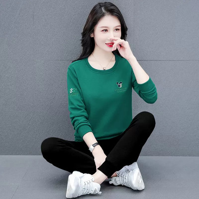 Sieviešu divdaļīgs komplekts ar uzrakstiem un izšuvumiem