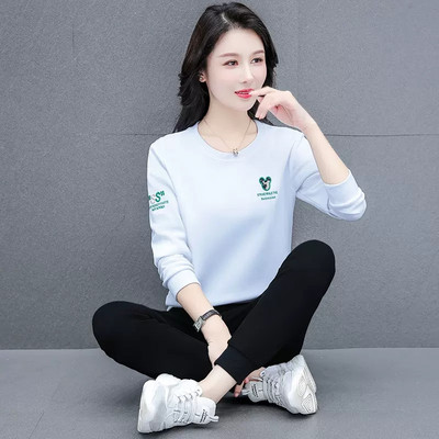 Sieviešu divdaļīgs komplekts ar uzrakstiem un izšuvumiem