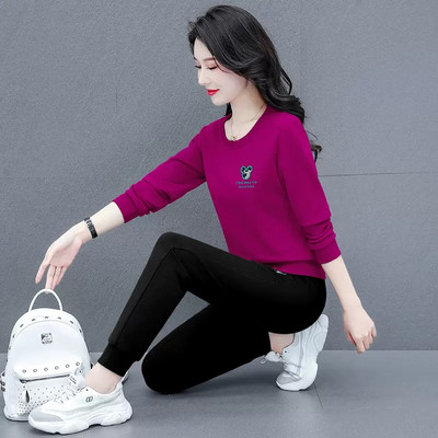 Sieviešu divdaļīgs komplekts ar uzrakstiem un izšuvumiem