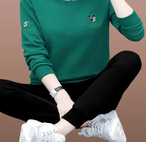 Sieviešu divdaļīgs komplekts ar uzrakstiem un izšuvumiem