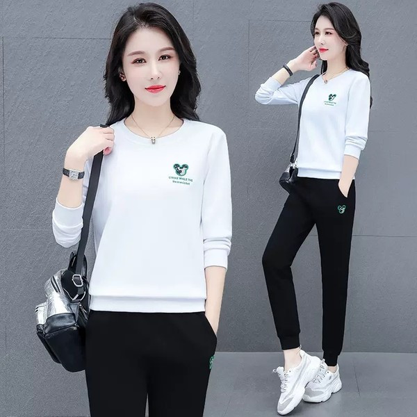 Sieviešu divdaļīgs komplekts ar uzrakstiem un izšuvumiem