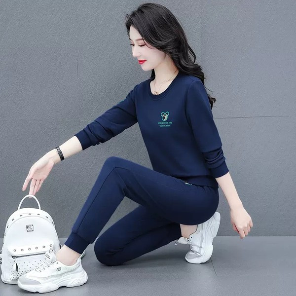 Sieviešu divdaļīgs komplekts ar uzrakstiem un izšuvumiem