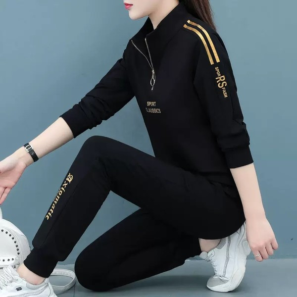 Modes sieviešu blūze un tērps apakšā