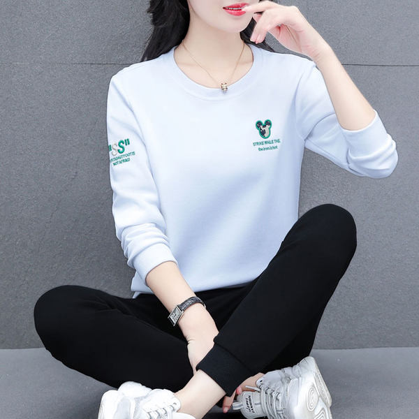 Sieviešu tērps ar izšuvumu