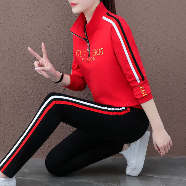 Γυναικεία αθλητική φόρμα με επιγραφή