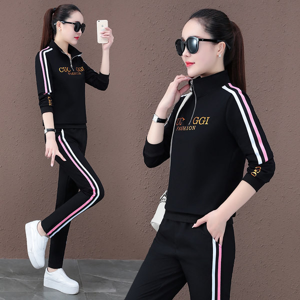 Γυναικεία αθλητική φόρμα με επιγραφή