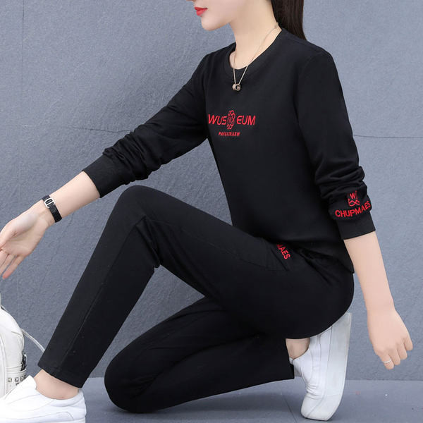 Γυναικείο Σπορ Σετ  με Κεντητά Γράμματα που αποτελείται από δύο μέρη