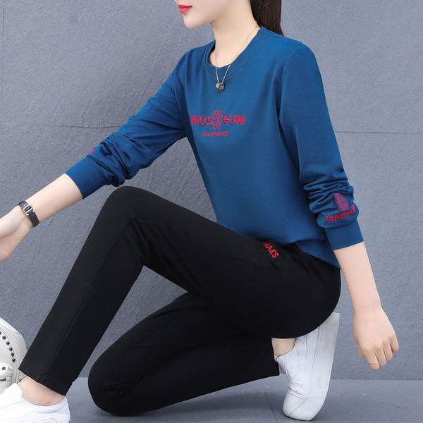 Γυναικείο Σπορ Σετ  με Κεντητά Γράμματα που αποτελείται από δύο μέρη