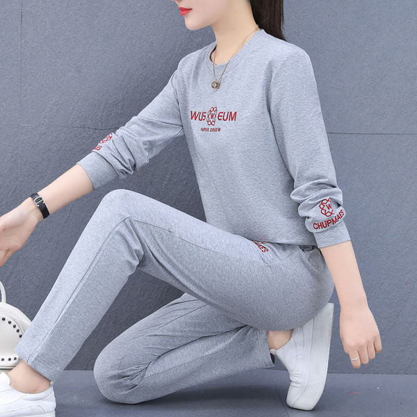 Γυναικείο Σπορ Σετ  με Κεντητά Γράμματα που αποτελείται από δύο μέρη