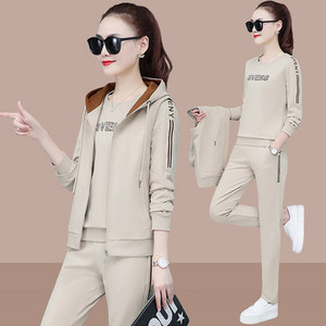 Kasdienis moteriškas trijų dalių komplektas – palaidinė, megztinis ir apatinė