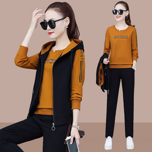 Kasdienis moteriškas trijų dalių komplektas – palaidinė, megztinis ir apatinė