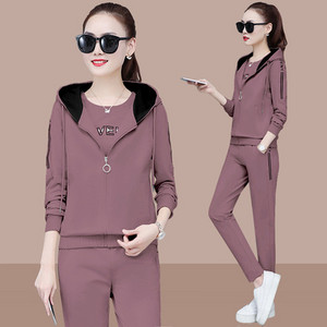 Kasdienis moteriškas trijų dalių komplektas – palaidinė, megztinis ir apatinė