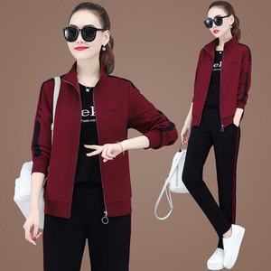 Kasdienis moteriškas trijų dalių komplektas – palaidinė, megztinis ir apatinė