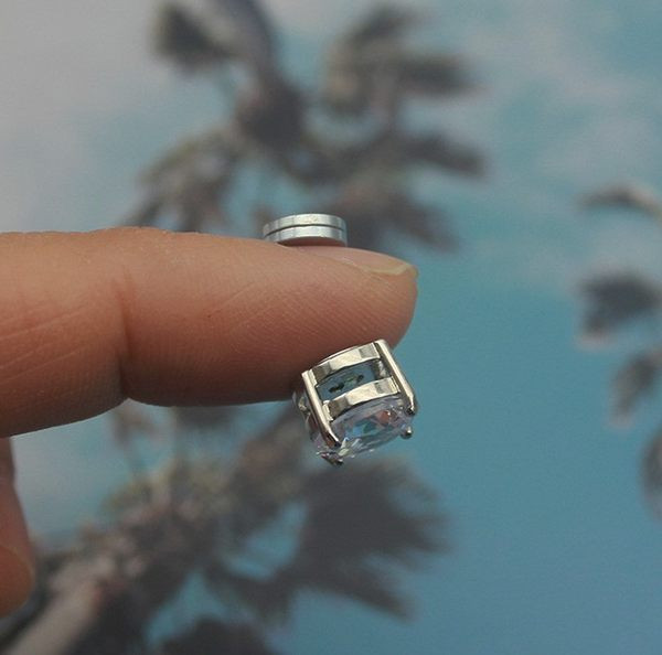 Novi model muških naušnica sa ukrasnim kamenčićem