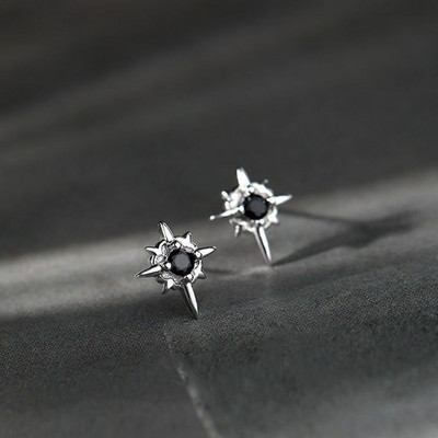 Vīriešu moderni auskari ar dekoratīviem akmeņiem