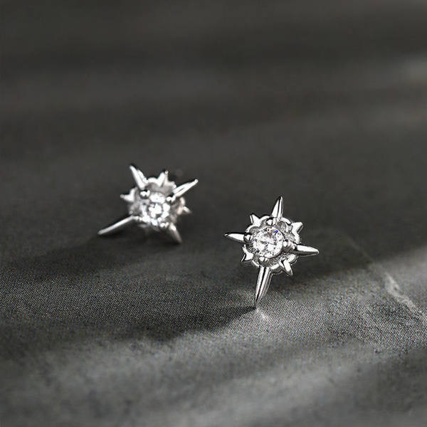 Vīriešu moderni auskari ar dekoratīviem akmeņiem