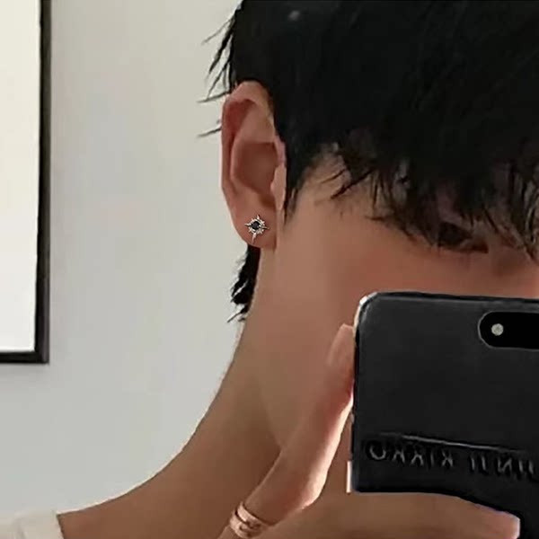 Vīriešu moderni auskari ar dekoratīviem akmeņiem