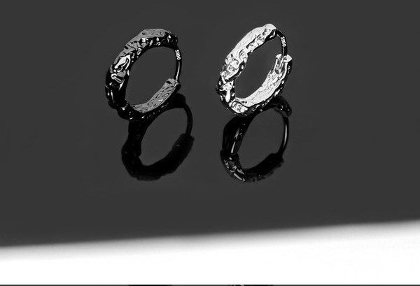 Ανδρικά σκουλαρίκια σε δύο χρώματα