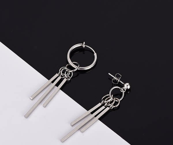 Vīriešu auskari sudraba krāsā