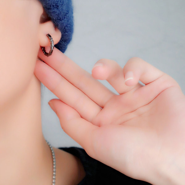 Moderni iegravēti stīpiņu auskari vīriešiem