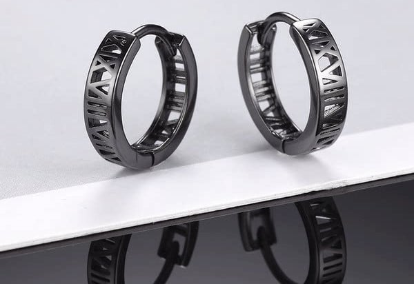 ανδρικά σκουλαρίκια σε σκούρα και ανοιχτά χρώματα