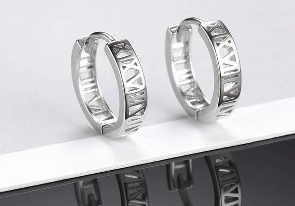 ανδρικά σκουλαρίκια σε σκούρα και ανοιχτά χρώματα