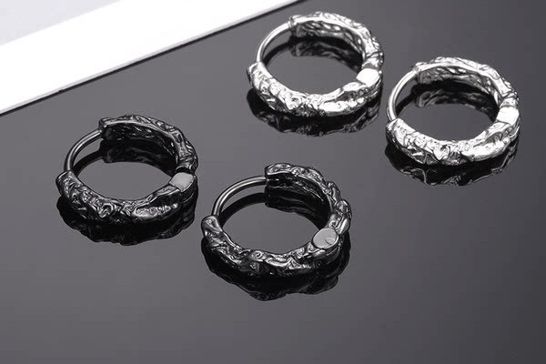 Modern férfi karikafülbevaló fekete és ezüst színben