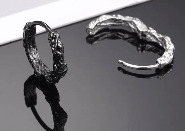 Modern férfi karikafülbevaló fekete és ezüst színben