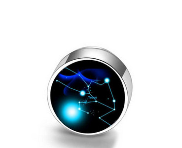 Muške naušnice u raznim bojama