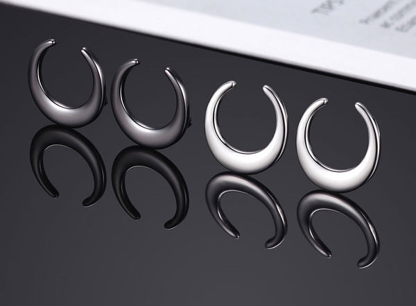 Moderne muške naušnice u srebrnoj boji