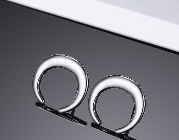 Moderne muške naušnice u srebrnoj boji