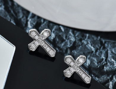 Férfi fülbevaló kereszttel és kövekkel